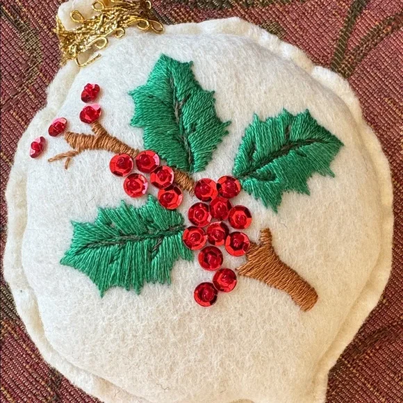 Vintage homemade embroidered holiday ornaments - Picture 9 of 16